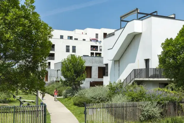 Un ensemble de logements le long d'une sente piétonne à Ginko