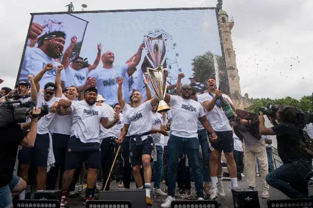 Les joueurs de l'UBB célèbrent leur titre place des Quinconces
