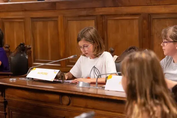 Photo d'Aurore, membre du Conseil Municipal des Enfants qui présente le projet de son groupe "Ensemble,unis pour la solidarité"