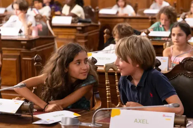 Photo de deux jeunes du Conseil Municipal des Enfants qui échangent ensemble pendant la séance du 11 juin