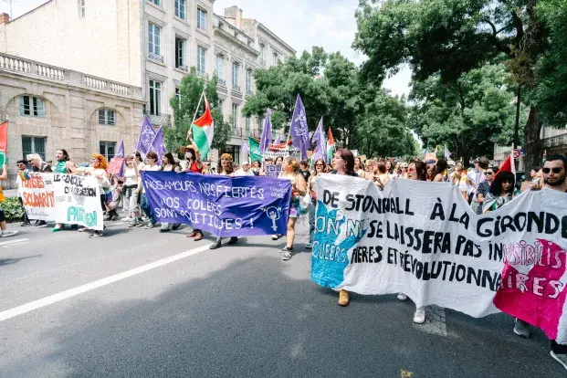 Marche de la fierté 2025 avec paneaux