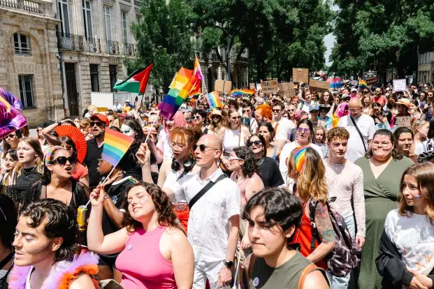 Une foule compacte et bariolée a chanté à l'unisson.