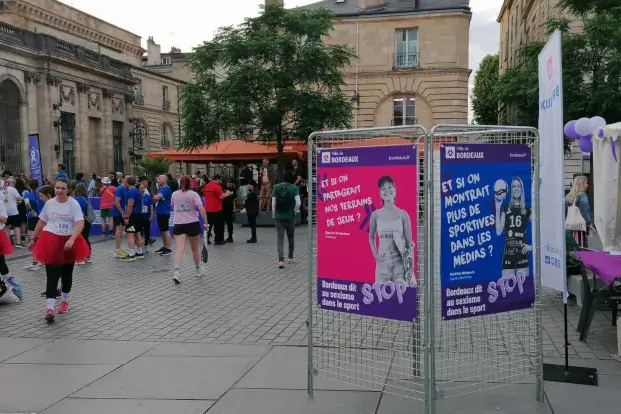 Photo de la place Pey-Berland lors de la course où l'on pouvait apercevoir notamment des affiches de la campagne "Bordeaux dit stop au sexisme dans le sport".