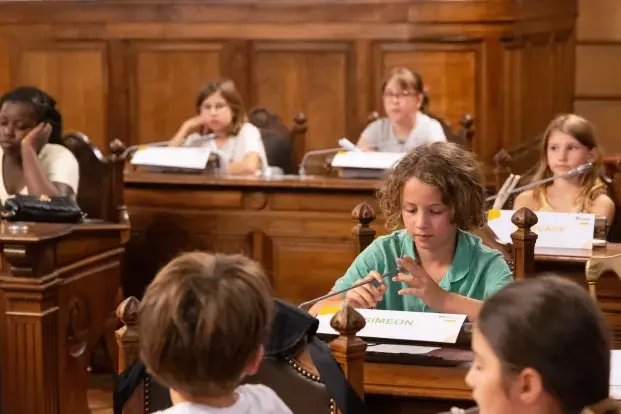 Photo de quelques élus du Conseil Municipal des Enfants écoutant attentivement l'un des leurs