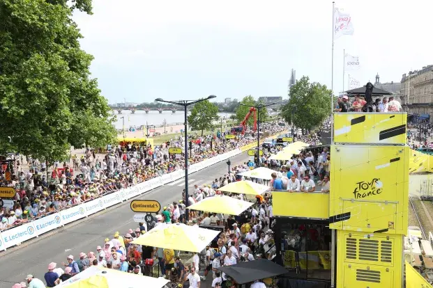 Le Tour de France de passage sur les quais de Bordeaux en 2023.