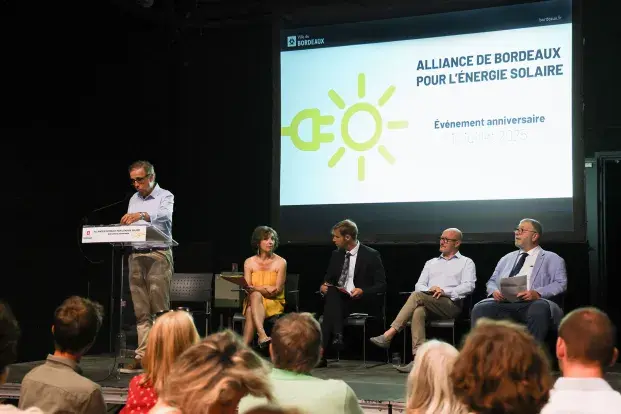 Le maire de Bordeaux, Pierre Hurmic, au pupitre, à la base sous-marine.