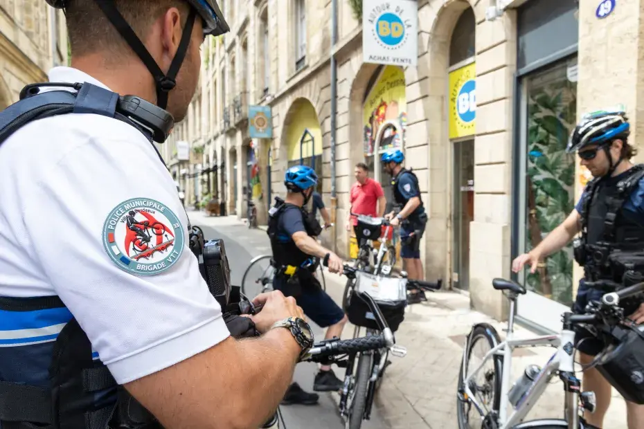 Une photo des agents de la police municipale à vélo effectuant un contrôle.