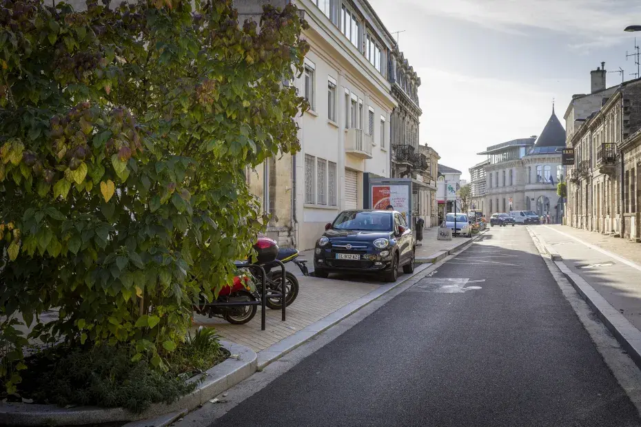 Une voiture stationnée dans une rue.