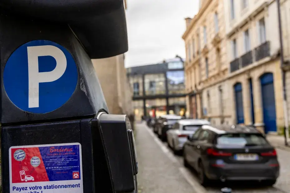 Une rue de bordeaux avec des voitures stationnées sur le bord.