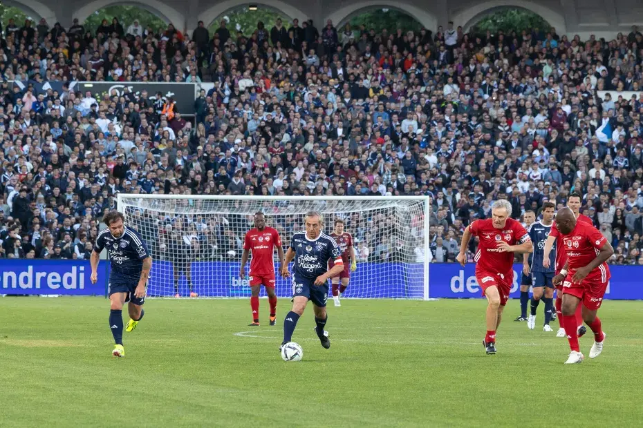 Alain Giresse sur la pelouse du stade Jacques Chaban Delmas, lors du match des légendes le 14 mai 2024.