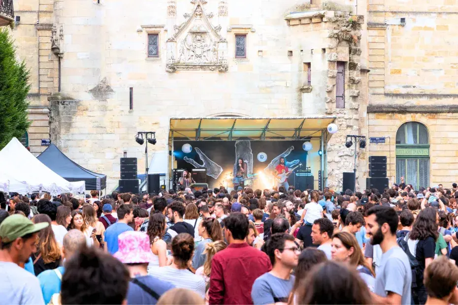 Foule participant à la fête de la musique devant la porte Cailhau