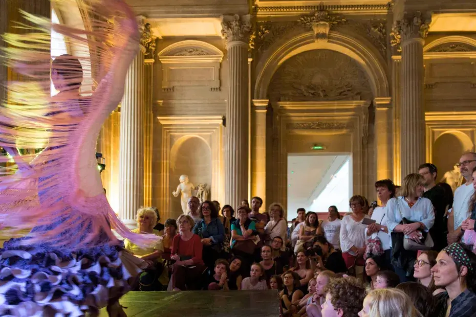 Des visiteurs regardant un spectacle de danse flamenco