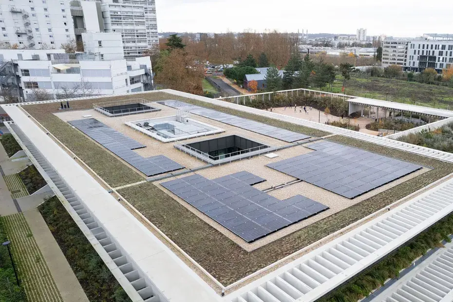 Les toits de la toute nouvelle école Louise Michel, inaugurée en avril 2024, ont été couverts par 400 m² de panneaux photovoltaïques.