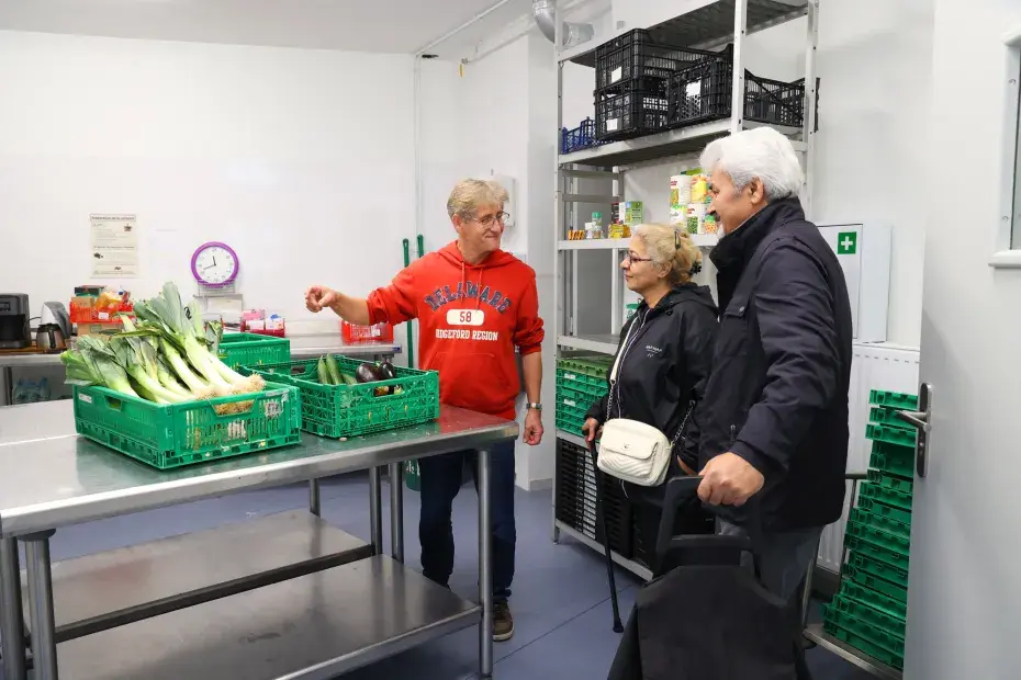 groupe de personne dans une cuisine