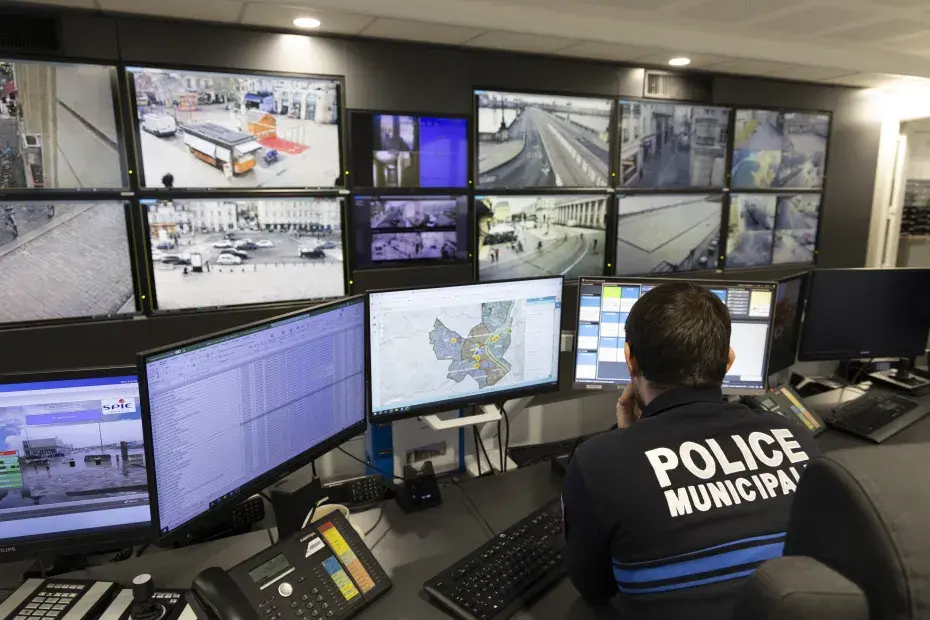 Une photo du centre de supervision urbaine de Bordeaux, avec un agent devant des écrans d'ordinateur