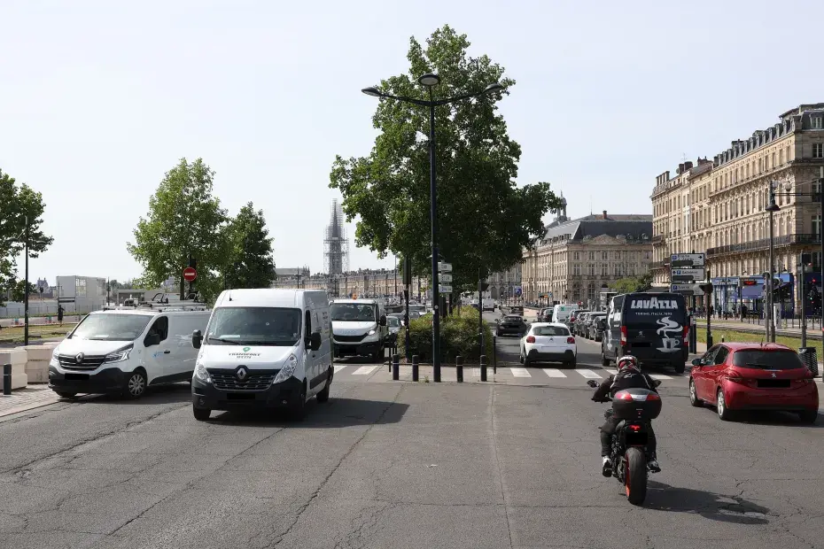 Photo de voitures et moto circulant sur les quais de Bordeaux