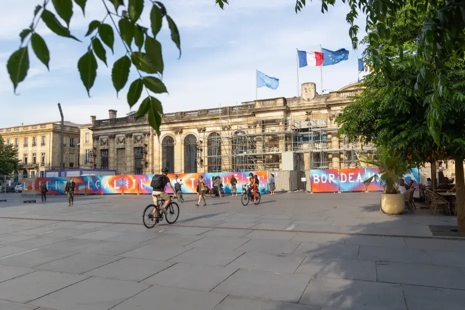 Une photo de l'échafaudage installé pour la restauration de la porte de l'hôtel de ville.