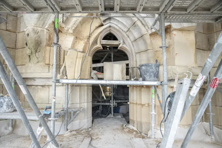 Photo d'outils et d'échafaudage sur le chantier de la flèche Saint-Michel
