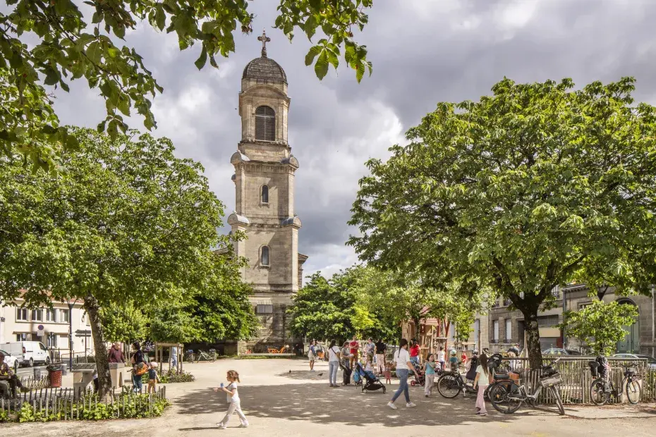 Photo de la place Saint-Martial avec des passants et des enfants