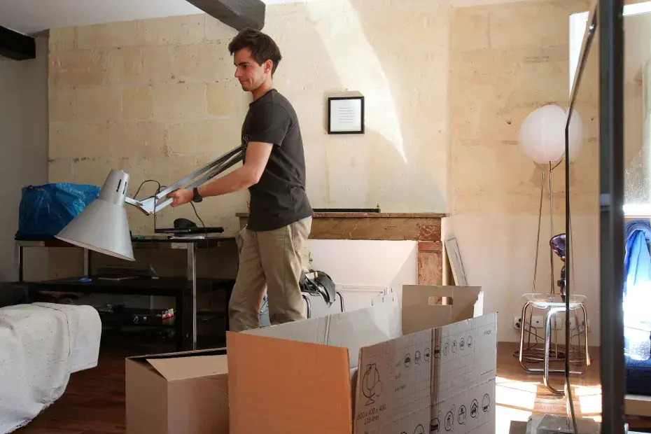 Un Bordelais qui fait ses cartons dans un logement.
