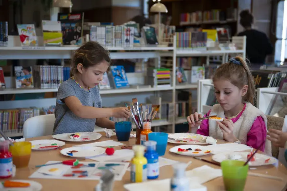 Deux filles créent des sculpture en pâte à modeler