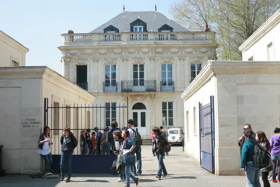 Vue sur l'entrée du collège Alain Fournier