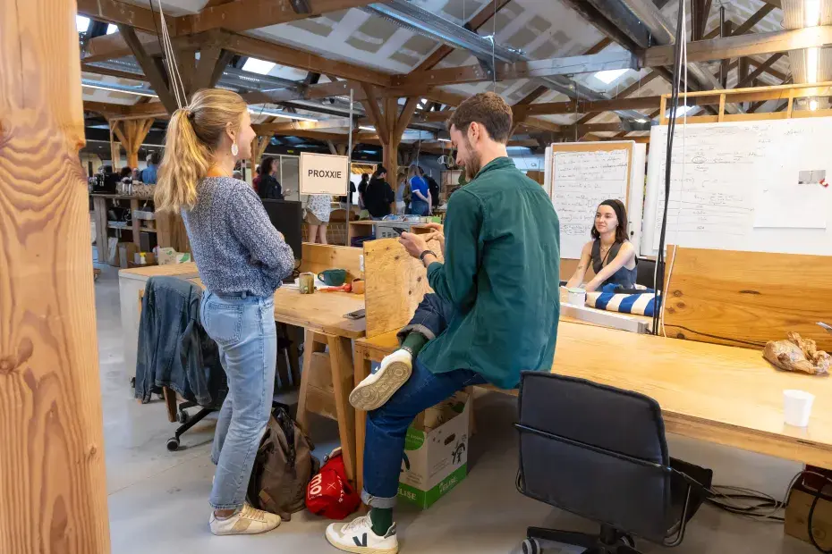 Des personnes parlent autour d'un bureau