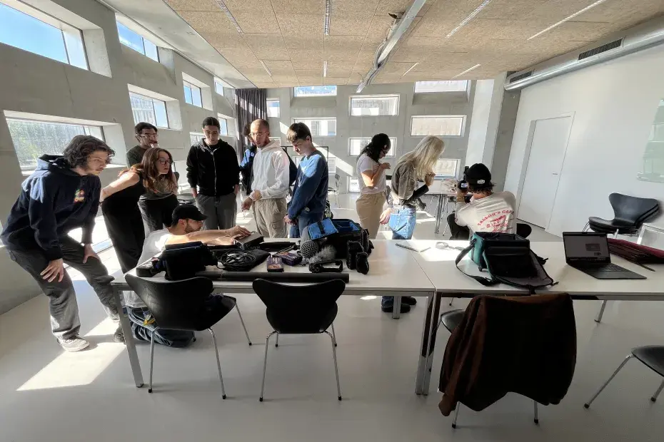 jeunes qui travaillent sur des bureaux