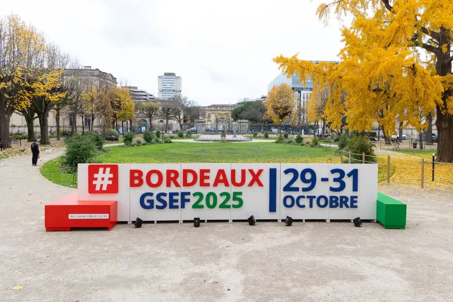 Affiche du GSEF dans le jardin de la mairie pour l'édition 2025 à Bordeaux du 29 au 31 octobre