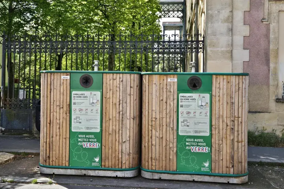 Deux bornes à verre en bois sur une place à Bordeaux.