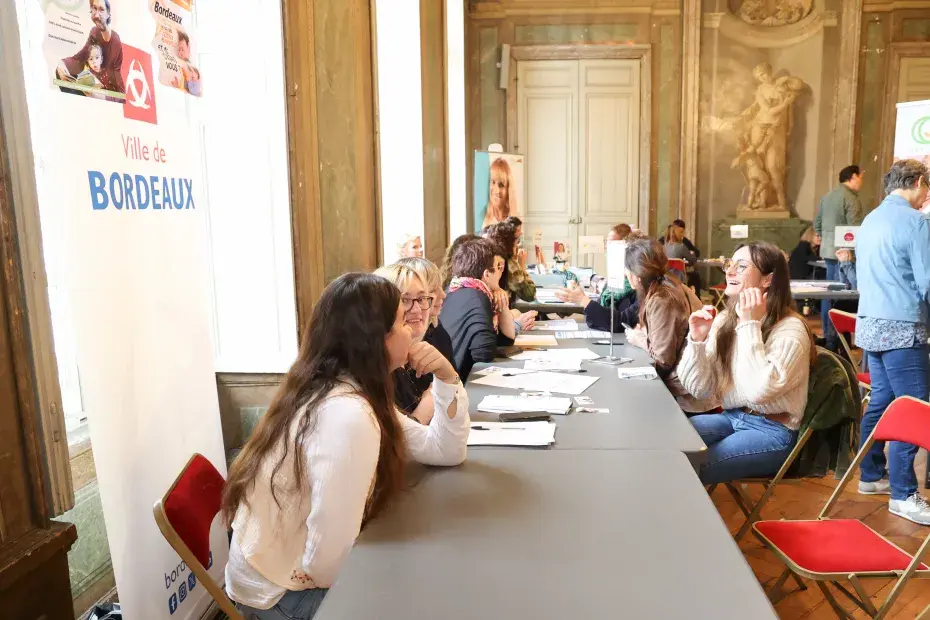 Des personnes discutent autour d'une table.