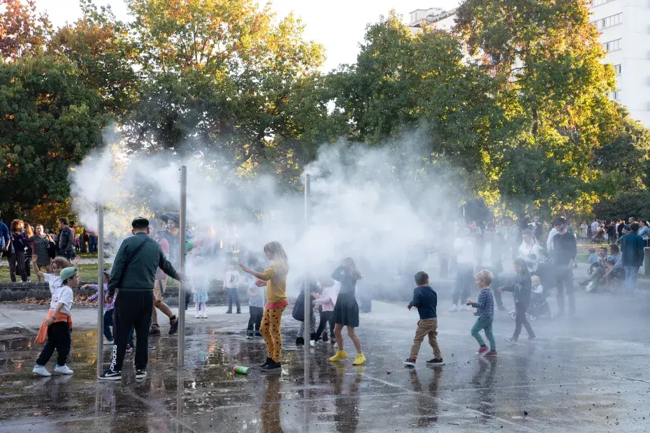 Photo : Des brumisateurs installés dans les quartiers de Bordeaux permettent de lutter contre la chaleur en ville. © T. Sanson / Ville de Bordeaux