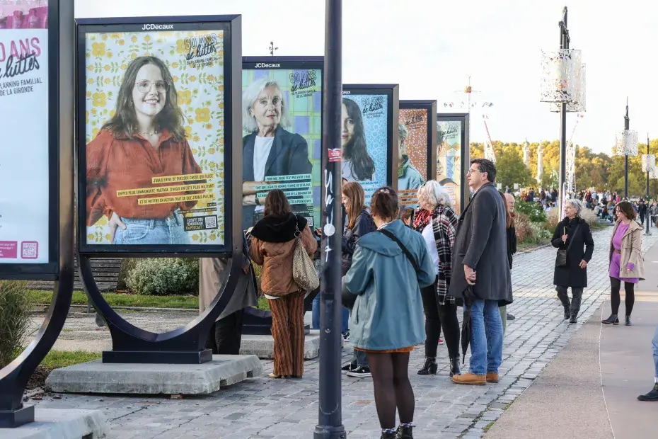 Plusieurs panneaux d'exposition avec des portraits
