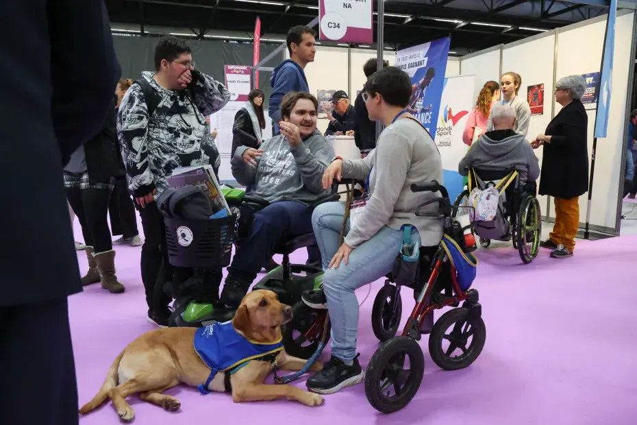 Deux personnes en fauteuil roulant discutent.