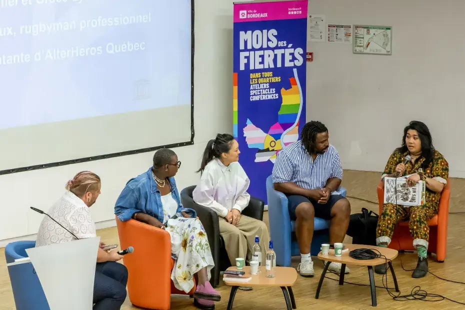 personnes sur une scène discutant