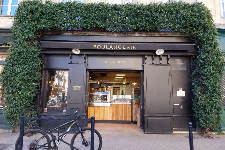 façade d'une boulangerie végétalisée