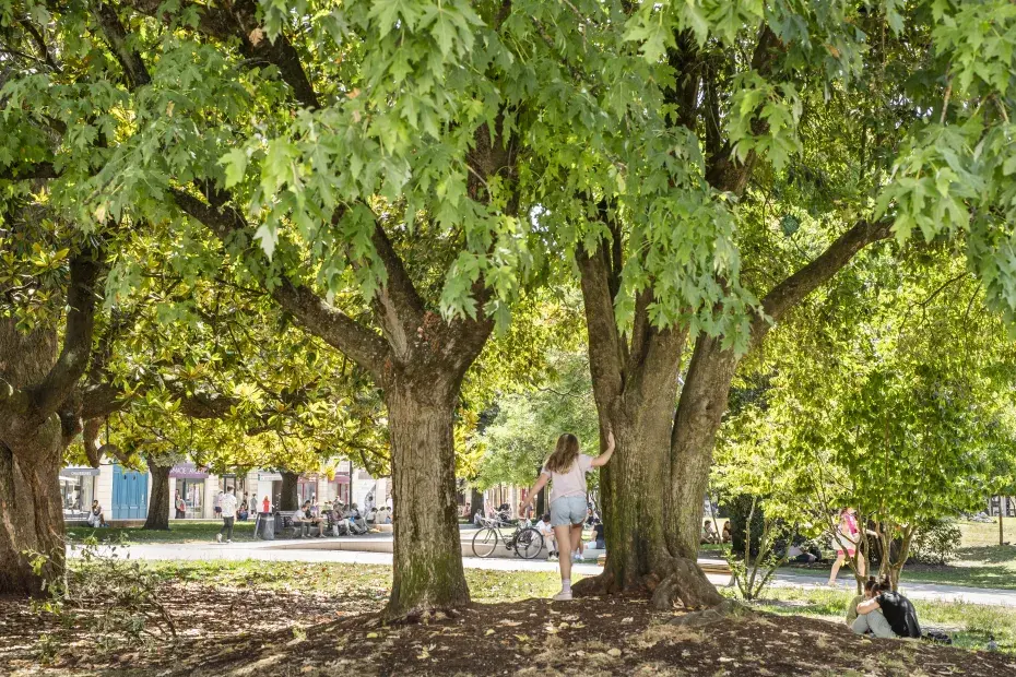 Photo de la place Gambetta à Bordeaux, avec une enfant de dos.