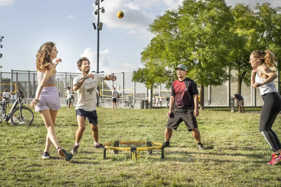 Photo de jeunes personnes faisant du spikeball