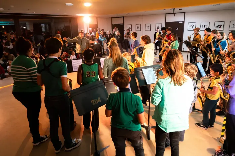 Enfants et jeunes adultes jouant d'un instrument de musique durant une représentation