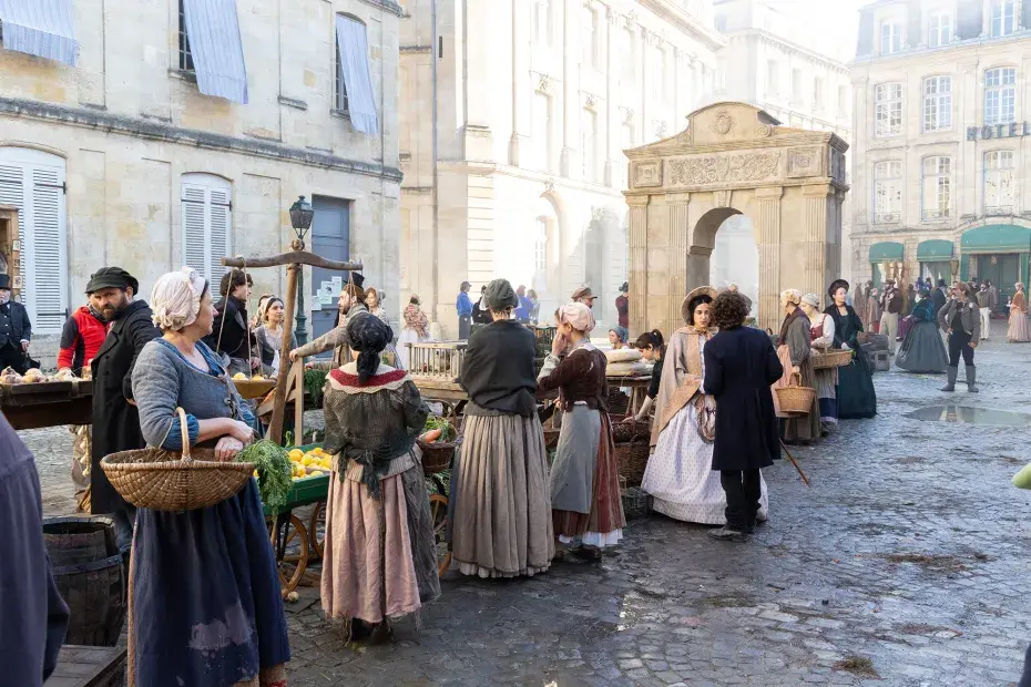 Photo du tournage de film "Chopin, Chopin" avec des figurants en costume d'époque