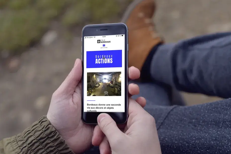 Un homme consulte la newsletter Bordeaux en action sur son téléphone.