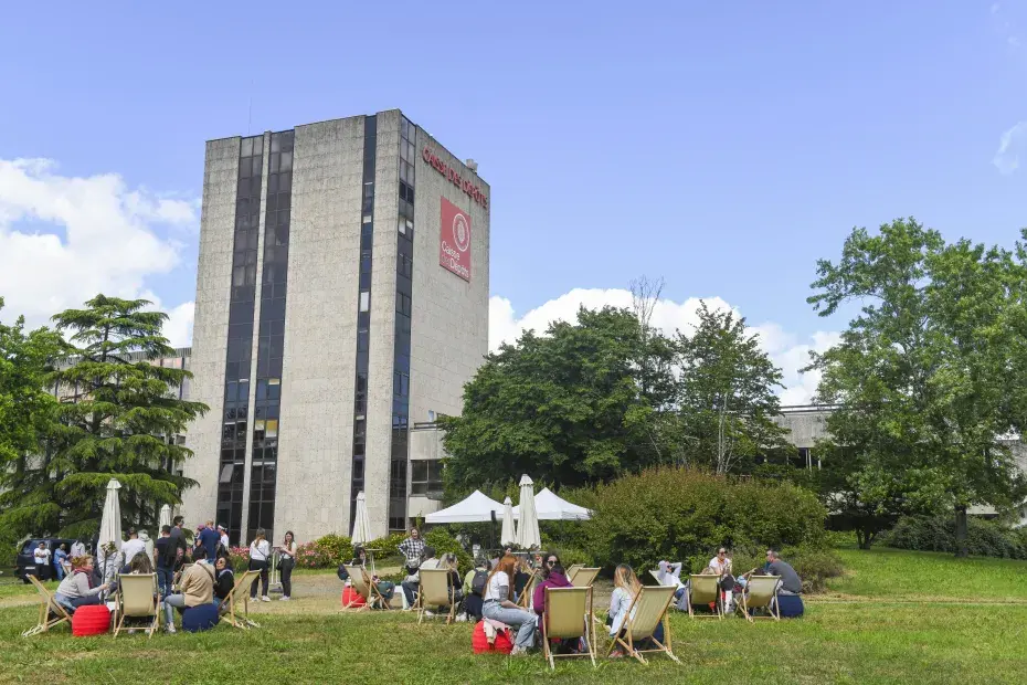 personne sur des transats au pied de la caisse des dépôts
