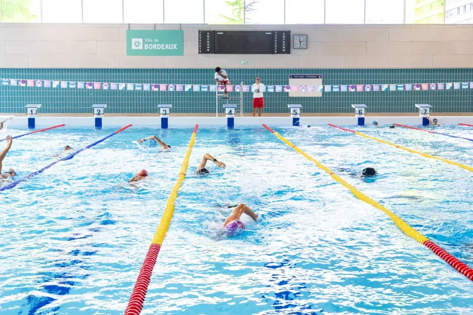 Photo de nageurs dans la piscine du Grand Parc