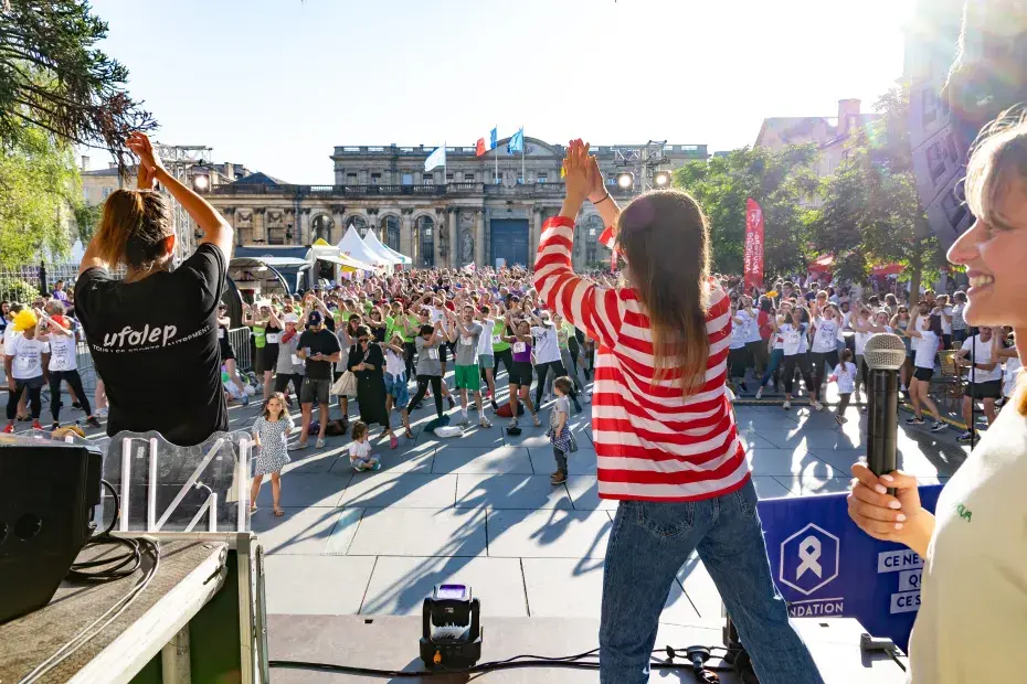 Photo de la foule et des animations de la 3e Nuit des relais en juin 2024 sur la place Pey Berland