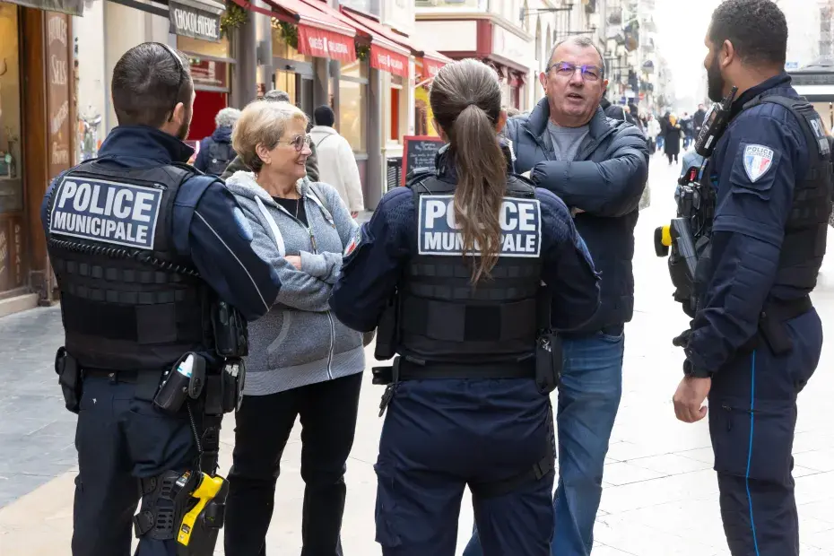 La police municipale et des passant en train de discuter