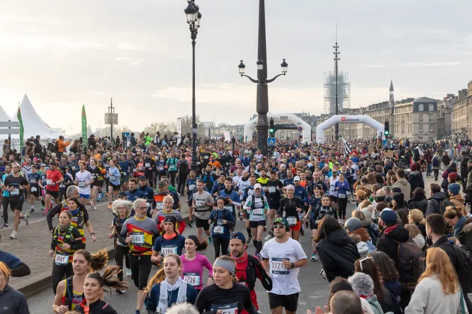 photo de coureuses et de coureurs sur le semi marathon de Bordeaux