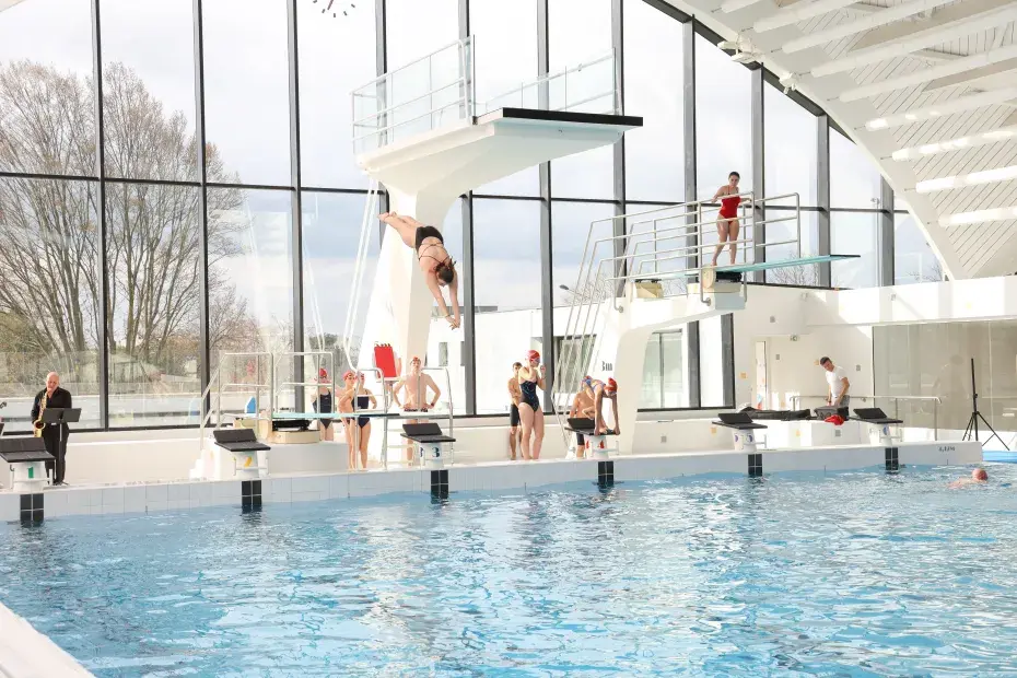 Photo : Les piscines de Bordeaux offrent un cadre idéal pour l’apprentissage de la natation et la pratique d’activités sportives, pour tous les niveaux © T. Sanson / Ville de Bordeaux