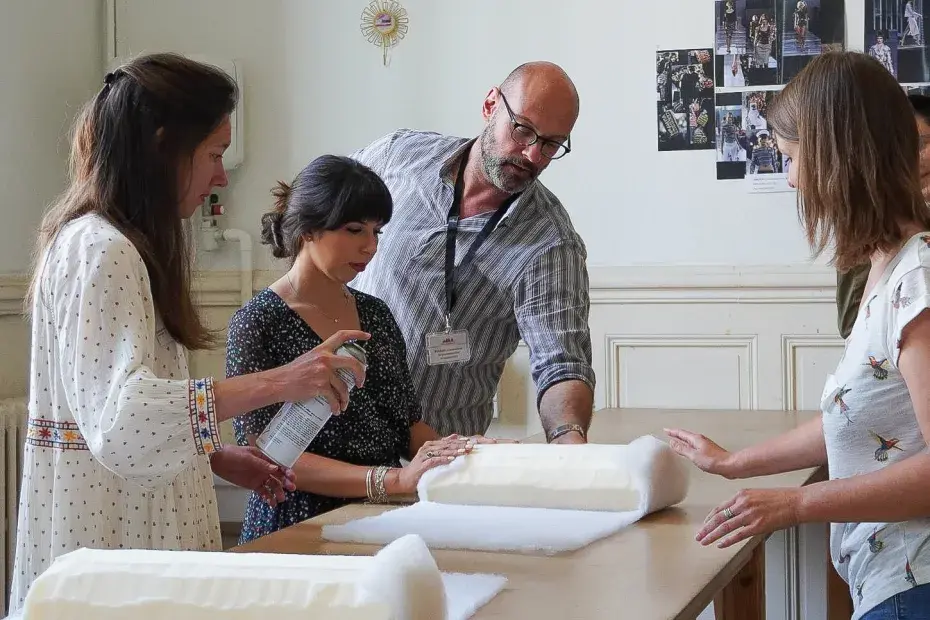 Photo : 3 personnes suivent les conseils du formateur dans un atelier d'artisanat d'art à la Philomatique Bordeaux.