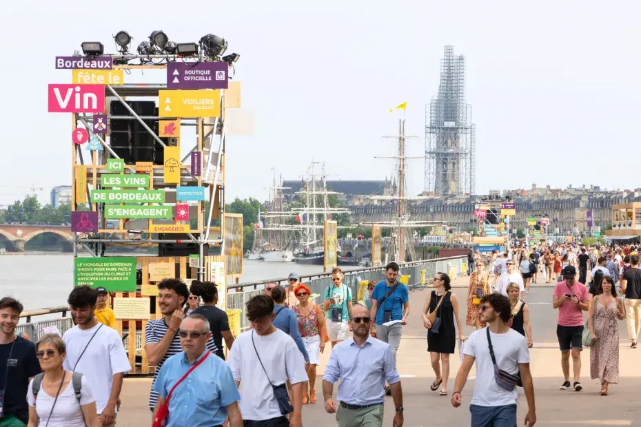 Visiteurs assistant à l'évènement bordeaux fête le vin sur les quais