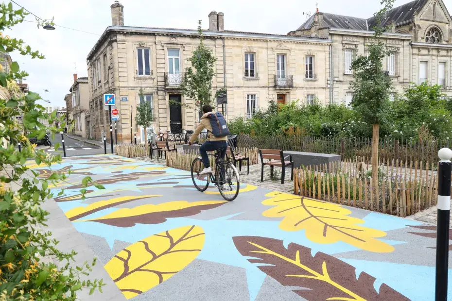 Photo d'un cycliste passant devant la micro forêt rue Billaudel